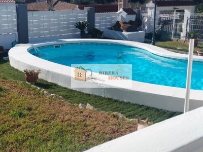 Chalet en venta en Torrente, con 4 dormitorios, baño, balcón, 2 terrazas y terreno