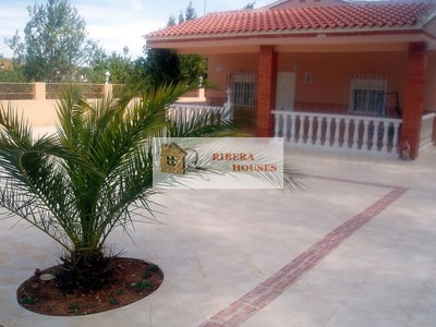 Chalet en venta en Chiva, con 2 dormitorios, baño, plaza de garaje, trastero, terraza y terreno