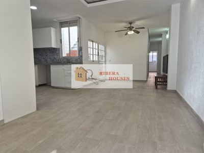 Casa en venta en Aldaia, con 3 dormitorios, baño, trastero y terraza
