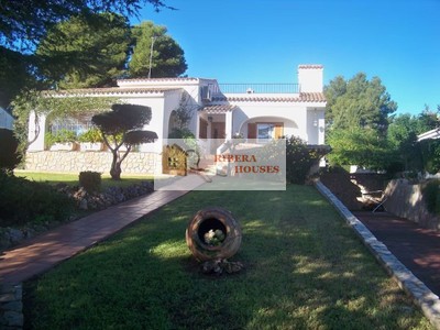 Chalet en venta en Picassent, con 4 dormitorios, 2 baños, plaza de garaje, trastero, balcón, 3 terrazas y terreno