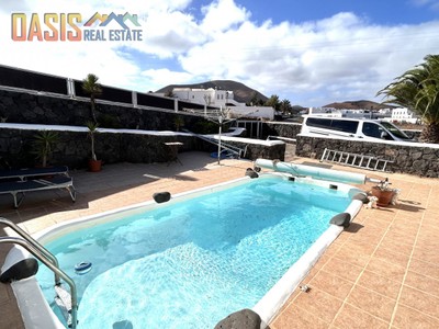 Chalet en venta en Tinajo, con 4 dormitorios, 3 baños, plaza de garaje y 2 terrazas