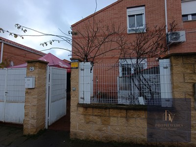 Pareado en venta en El Casar, Pioz, con 4 dormitorios, 2 baños y terreno