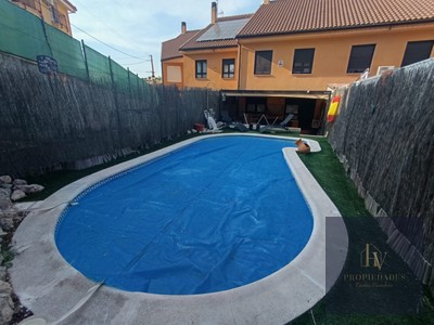 Adosado en venta en Campo Real, con 4 dormitorios, 2 baños, aseo y plaza de garaje