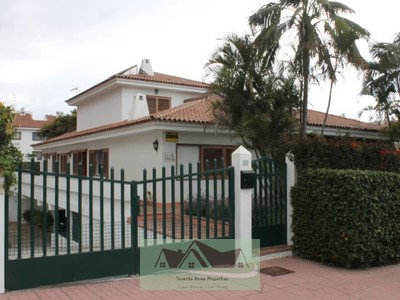 Chalet en venta en Puerto De La Cruz, con 5 dormitorios, 3 baños, aseo y 5 plazas de garaje