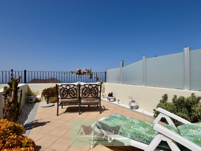 Adosado en venta en Arona, con 3 dormitorios, 2 baños, 2 plazas de garaje, trastero, balcón y terraza