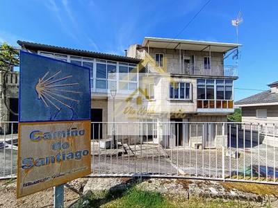 Casa en venta en Xunqueira De Ambía, con 4 dormitorios, baño, aseo, plaza de garaje, trastero y terraza