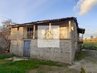 Casa en venta en Sandiás, con 3 dormitorios, baño, trastero, balcón y terreno