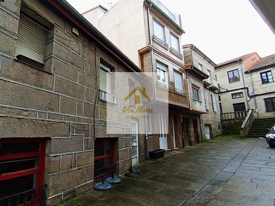 Casa en venta en Allariz, con 6 dormitorios, 2 baños, aseo y terraza