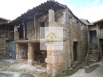 Casa en venta en Allariz, con 3 dormitorios, 2 baños y terraza