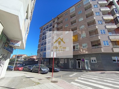 Piso en venta en Ourense, con 3 dormitorios, baño, aseo, trastero y 3 terrazas