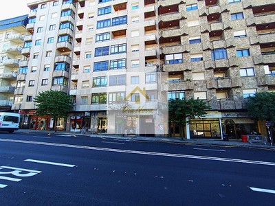 Piso en venta en Ourense, con 3 dormitorios, baño, plaza de garaje y 2 terrazas