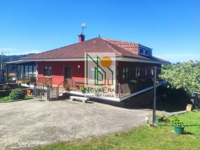 Casa en venta en Pontecaldelas, Laxoso, con 4 dormitorios, 2 baños, plaza de garaje, trastero, balcón, terraza y terreno