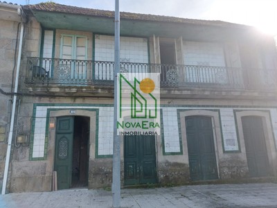 Casa en venta en Pontecaldelas, Insua, con 4 dormitorios, baño, trastero y terreno