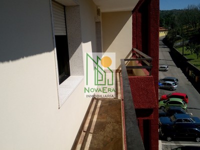 Piso en venta en Pontecaldelas, con 3 dormitorios, 2 baños, plaza de garaje y balcón