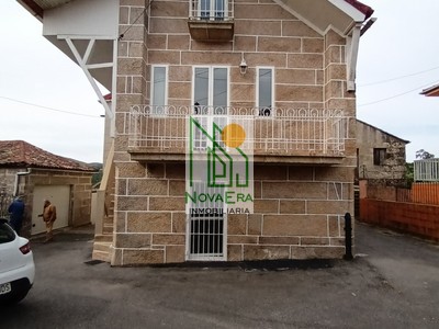 Casa en venta en A Lama, con 4 dormitorios, baño, 2 plazas de garaje, trastero, 3 balcones y terreno