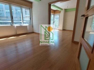 Piso en venta en Pontevedra, con 3 dormitorios, 2 baños y balcón