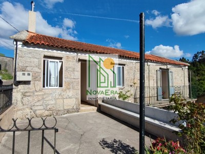 Casa en alquiler en A Lama, con 3 dormitorios, baño, 2 plazas de garaje, trastero y terreno
