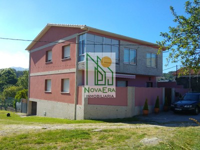 Chalet en venta en Pontevedra, Campolongo, con 4 dormitorios, 3 baños, 2 plazas de garaje y terreno
