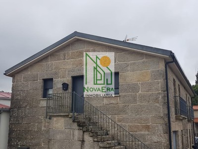 Apartamento en alquiler en A Lama, con 2 dormitorios, baño, trastero y 2 balcones