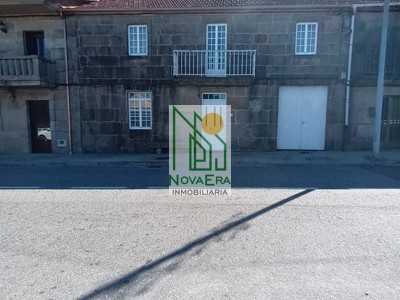 Casa en venta en A Lama, con 3 dormitorios, 2 baños, plaza de garaje, trastero, balcón y terreno