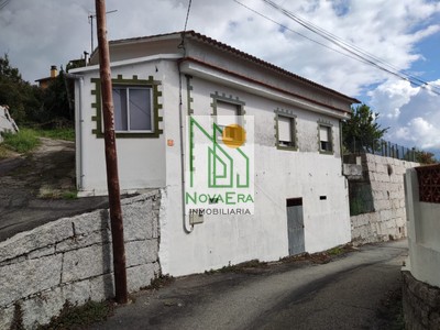 Casa en venta en Pontecaldelas, Touron, con 2 dormitorios, baño, trastero y terreno