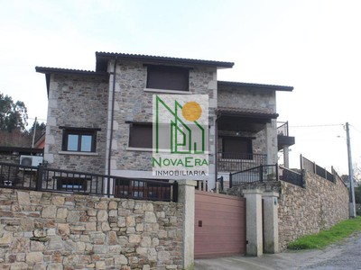 Chalet en venta en Vilaboa, Figueirido, con 4 dormitorios, 4 baños, 2 plazas de garaje, trastero, balcón, terraza y terreno