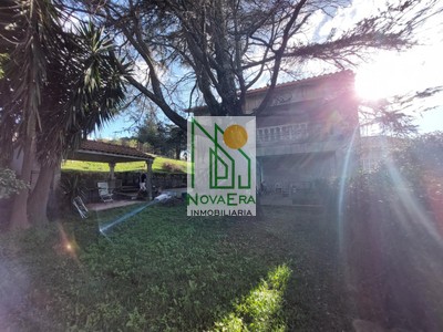 Chalet en venta en Pontevedra, con 6 dormitorios, 4 baños, aseo, 3 plazas de garaje, 3 balcones y terreno