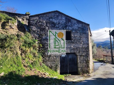 Casa en venta en A Lama, con 4 dormitorios y 2 baños