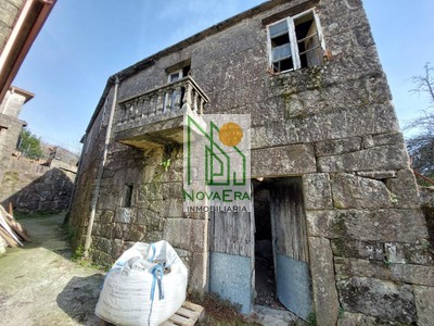 Casa en venta en Cerdedo - Cotobade, Loureiro - Cotobade, con 3 dormitorios, baño, aseo, plaza de garaje, 2 balcones y terreno