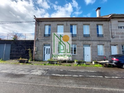 Casa en venta en Pontevedra, San Andrés De Xeve, con 6 dormitorios, baño, aseo, 5 plazas de garaje, trastero, terraza y terreno