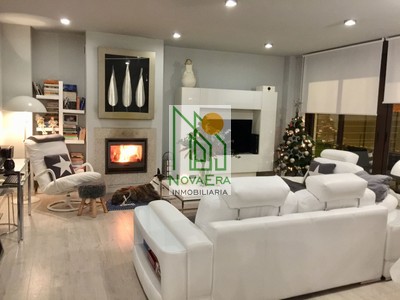Chalet en venta en Pontevedra, San Andrés De Xeve, con 4 dormitorios, 3 baños, 2 plazas de garaje, trastero, balcón y terreno
