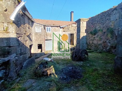 Casa en venta en Pontecaldelas, Vilarchan, con 4 dormitorios, 2 baños, plaza de garaje, trastero, balcón, terraza y terreno