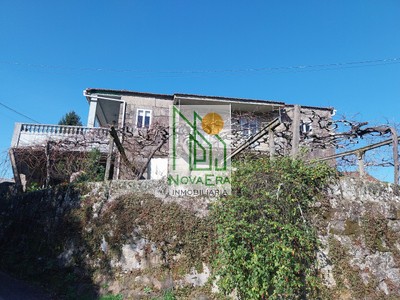 Casa en venta en Pontecaldelas, Laxoso Abaixo, con 4 dormitorios, baño, trastero, balcón, terraza y terreno