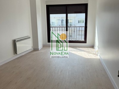 Piso en venta en Poio, con 3 dormitorios, 2 baños y 2 plazas de garaje