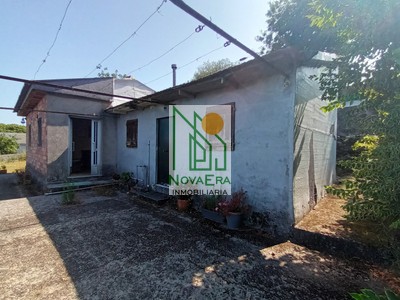 Casa en venta en Pontecaldelas, Insua, con 2 dormitorios, baño, trastero, terraza y terreno