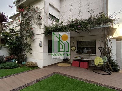 Chalet en alquiler en Poio, A Caeira, con 3 dormitorios, 2 baños, aseo, 3 plazas de garaje, trastero, balcón, 2 terrazas y terreno