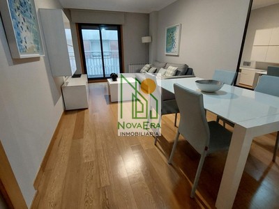 Apartamento en venta en Pontevedra, con 2 dormitorios, 2 baños, plaza de garaje, trastero y terraza