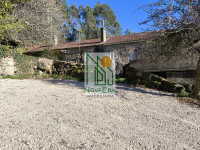 Casa en venta en Cotobade, Sucastro, con 3 dormitorios, 2 baños, plaza de garaje, trastero, balcón, terraza y terreno