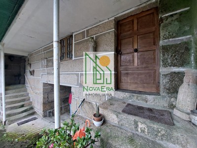 Casa en venta en Pontecaldelas, Pontecaldelas, con 3 dormitorios, baño, aseo, trastero, balcón y terreno