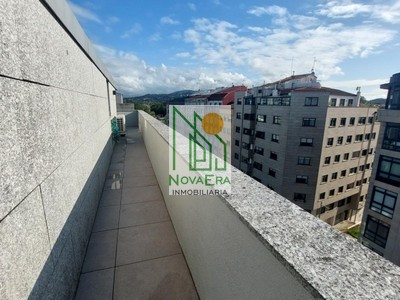 Ático duplex en venta en Pontevedra, con 3 dormitorios, 2 baños, aseo, plaza de garaje, trastero y terraza