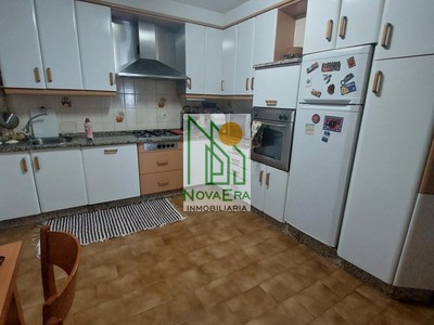 Piso en venta en Pontevedra, con 4 dormitorios, 2 baños, plaza de garaje y trastero