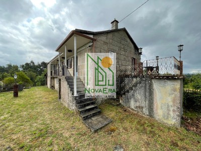 Casa en venta en Pontecaldelas, con 4 dormitorios, baño, aseo, trastero, balcón, terraza y terreno