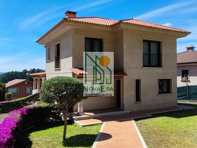 Casa en venta en Pontevedra, con 4 dormitorios, 3 baños, 2 plazas de garaje, trastero, balcón, terraza y terreno