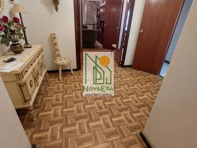 Piso en venta en Pontevedra, con 5 dormitorios, baño, aseo, trastero y balcón