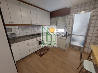 Piso en venta en Pontevedra, con 3 dormitorios, 2 baños y plaza de garaje