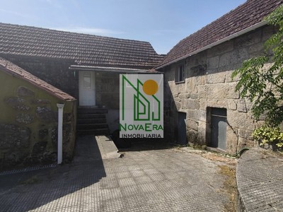 Casa en venta en Pontecaldelas, con 4 dormitorios, baño, trastero y terreno