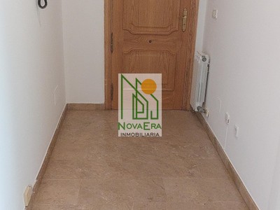 Piso en venta en Pontevedra, con 3 dormitorios, 2 baños, plaza de garaje, trastero y terraza