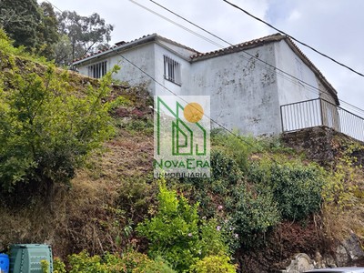 Casa en venta en Pontecaldelas, con 2 dormitorios, baño, plaza de garaje, balcón, terraza y terreno
