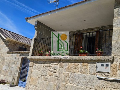 Casa en venta en A Lama, con 3 dormitorios, 2 baños, trastero, terraza y terreno