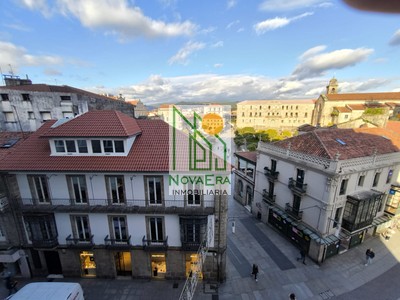 Piso en venta en Pontevedra, con 4 dormitorios, 3 baños, trastero y terraza